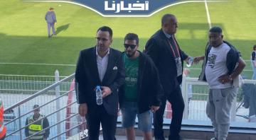 محسن متولي حاضر بملعب برشيد لمتابعة مباراة الرجاء والمغرب الفاسي